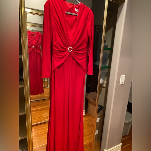 NWT MacDuggal Red plunged Gown size 6 - Picture 5 of 10